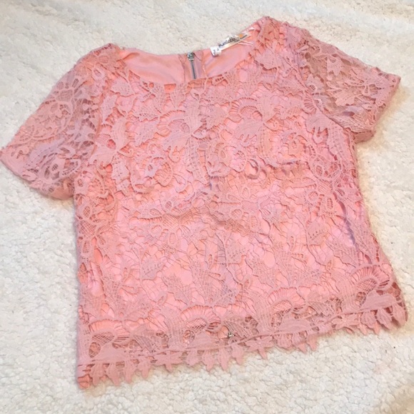 Tops - 🌷 Lovely Lace Top!